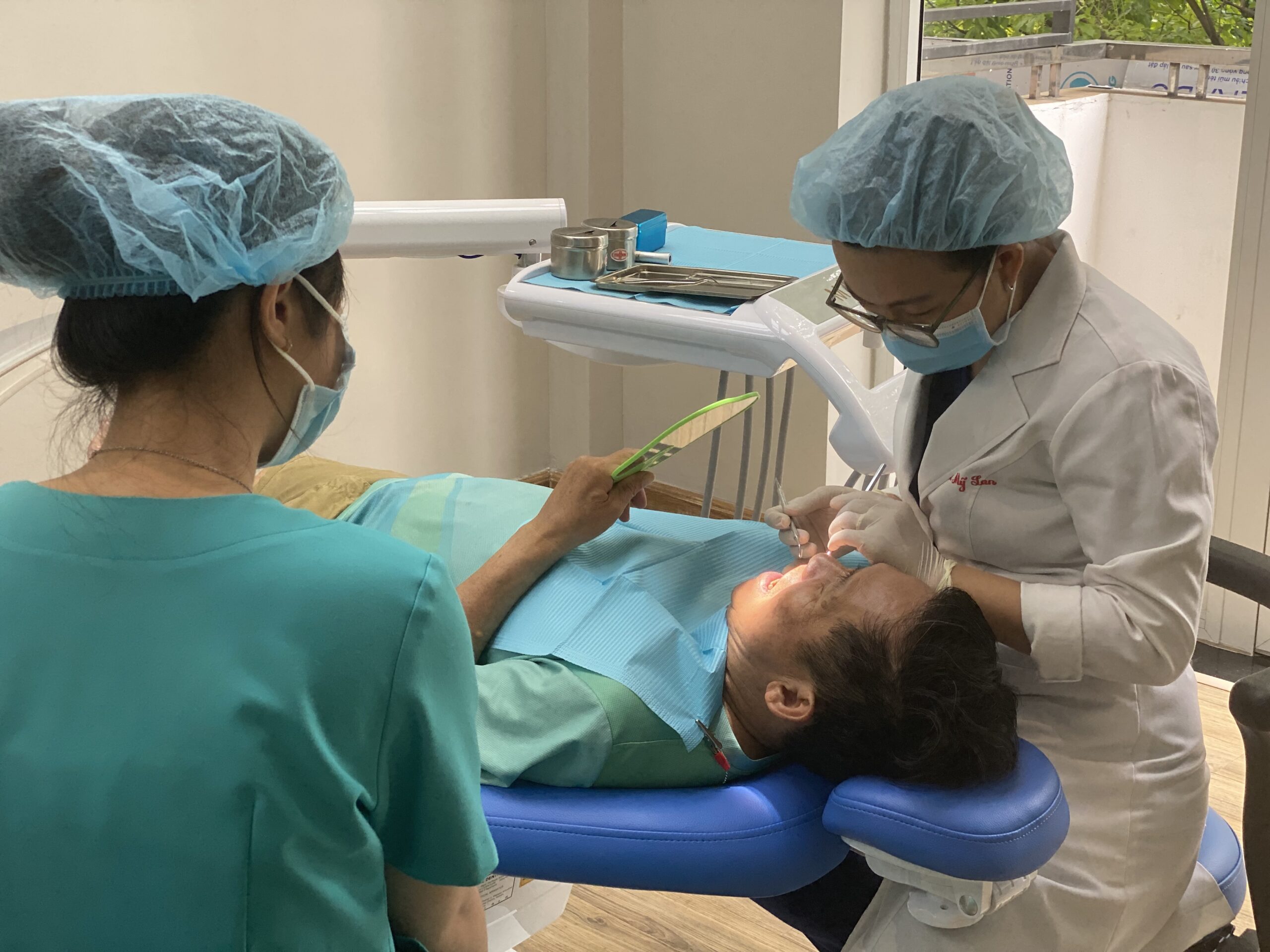 Minh họa vị trí vôi răng trên nướu và dưới nướu